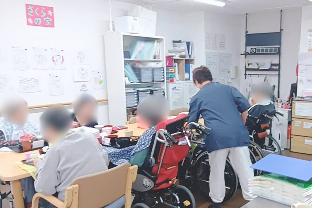 さくらの家 日本橋では基本的に集まってお食事をしています。スタッフ、利用者様とお話をしながら楽しく食事をしております。